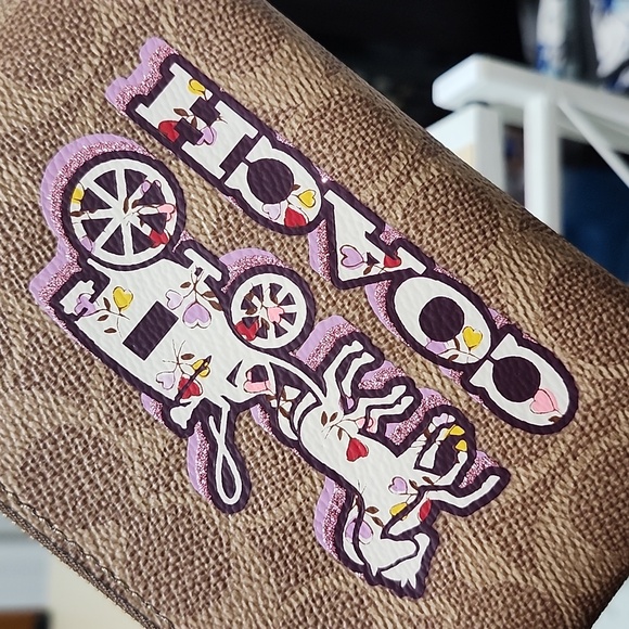 Coach wristlet corner zip. - Picture 5 of 7